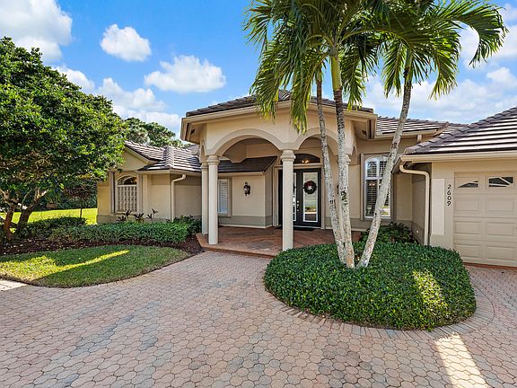 4th image of 2609 SW Mayacoo Way E