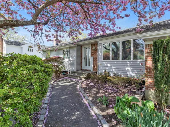 4 Kenny Street, Hauppauge, NY 11788