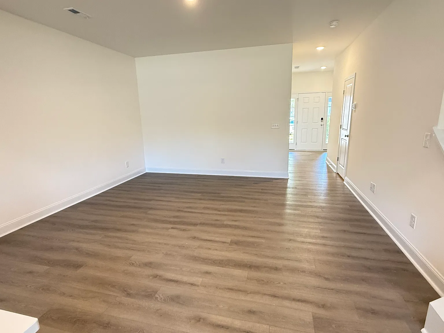 3 bed, 2.5 bath, 1630 sqft, $2,000 — Photo 3