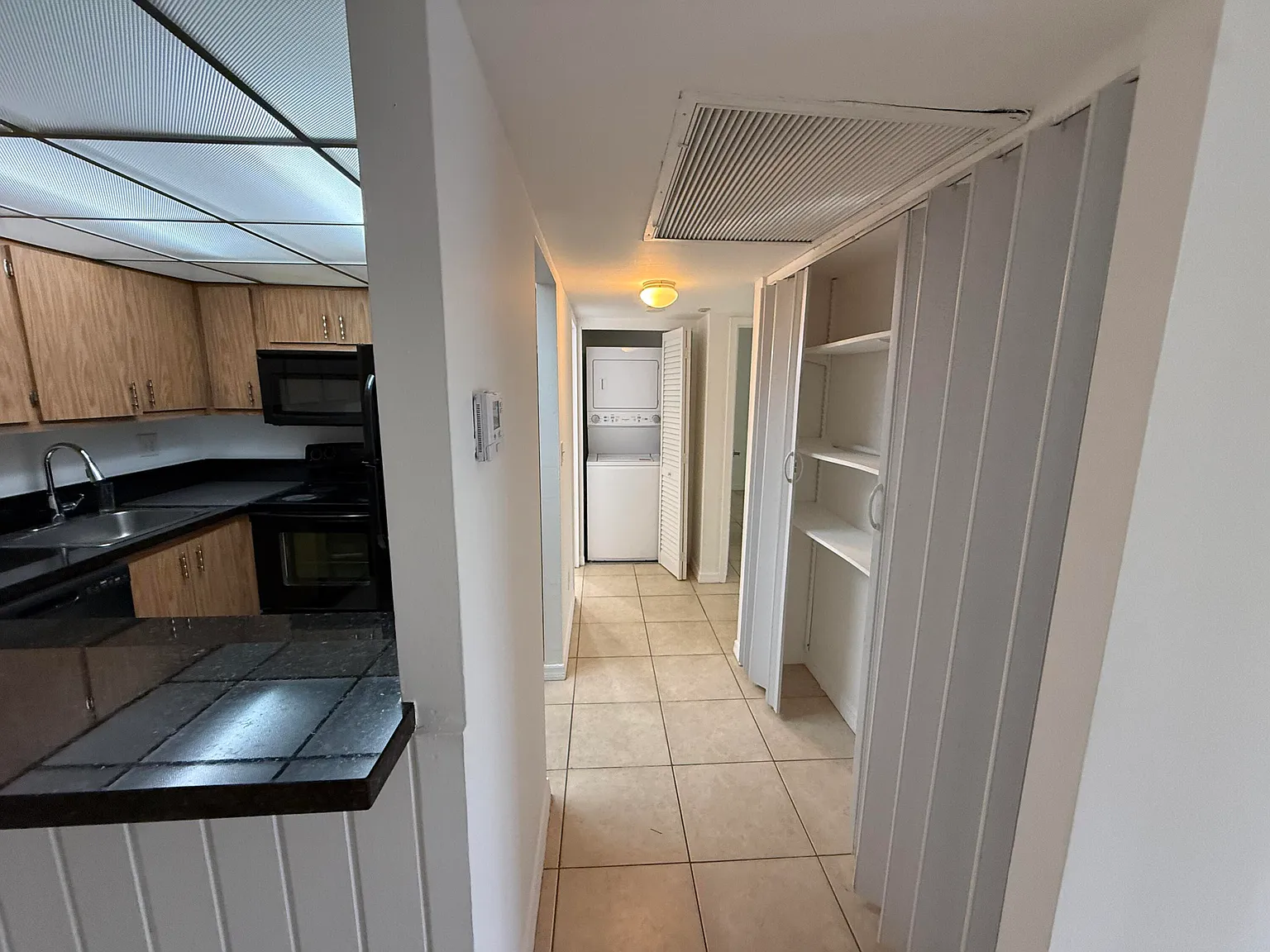 2 bed, 2.0 bath, 884 sqft, $2,200 — Photo 2