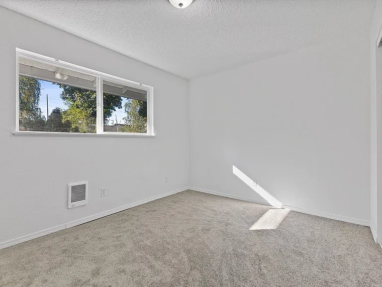 Green Tree Apartments — Photo 34