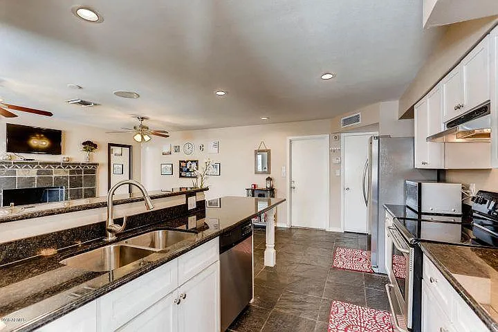 1911 E Huntington Dr — Photo 3