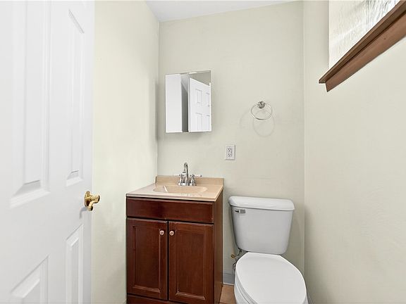 3rd image of 202 Quarry Dr