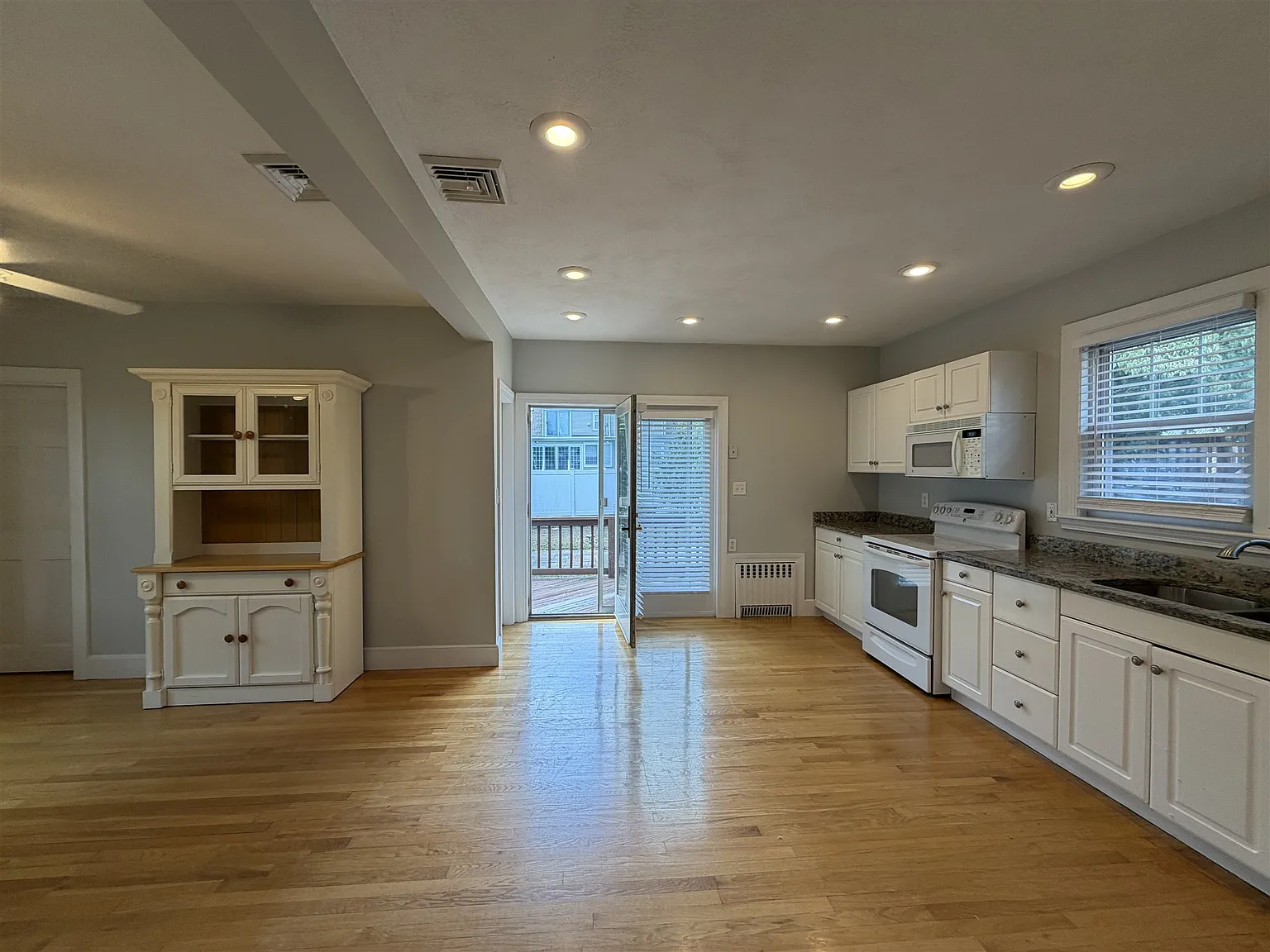 2 bed, 968 sqft, $2,800 — Photo 2