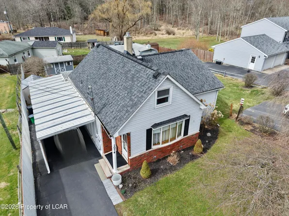 1074 Lower Demunds Rd, Dallas, PA 18612