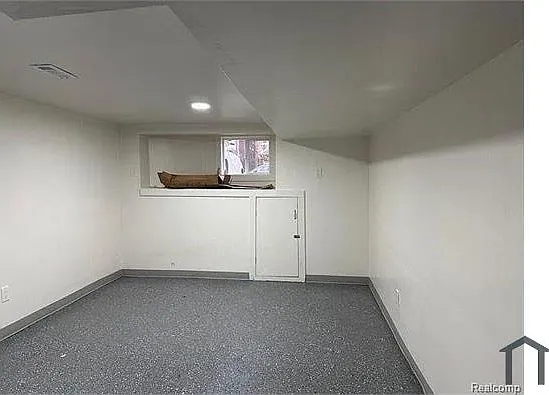 4555 Seebaldt St — Photo 11