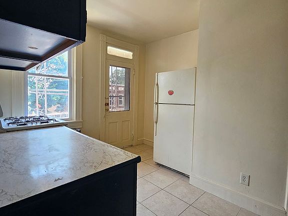 5th image of 121 Laurel St Unit 2