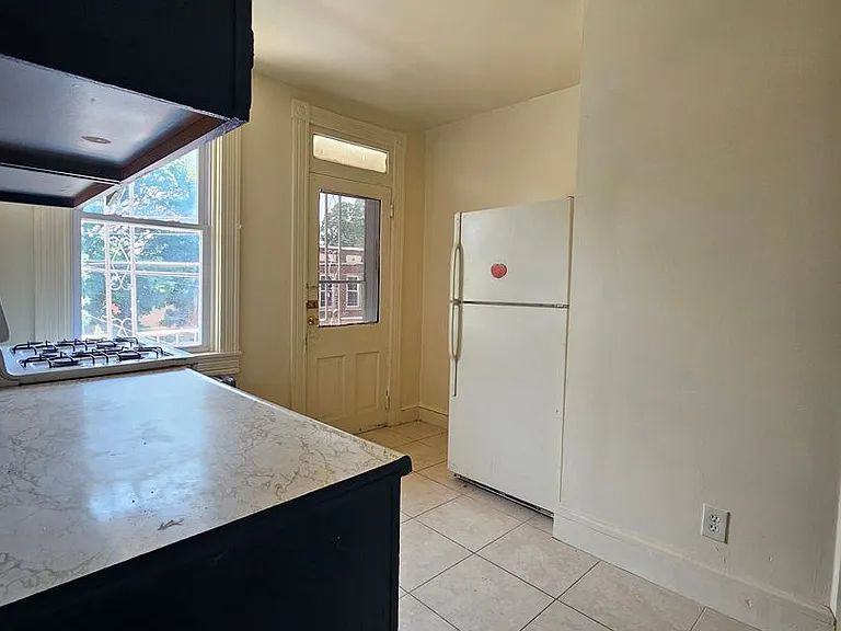121 Laurel St — Photo 5