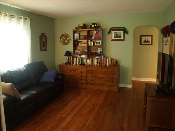 3rd image of 260 Richie Ave