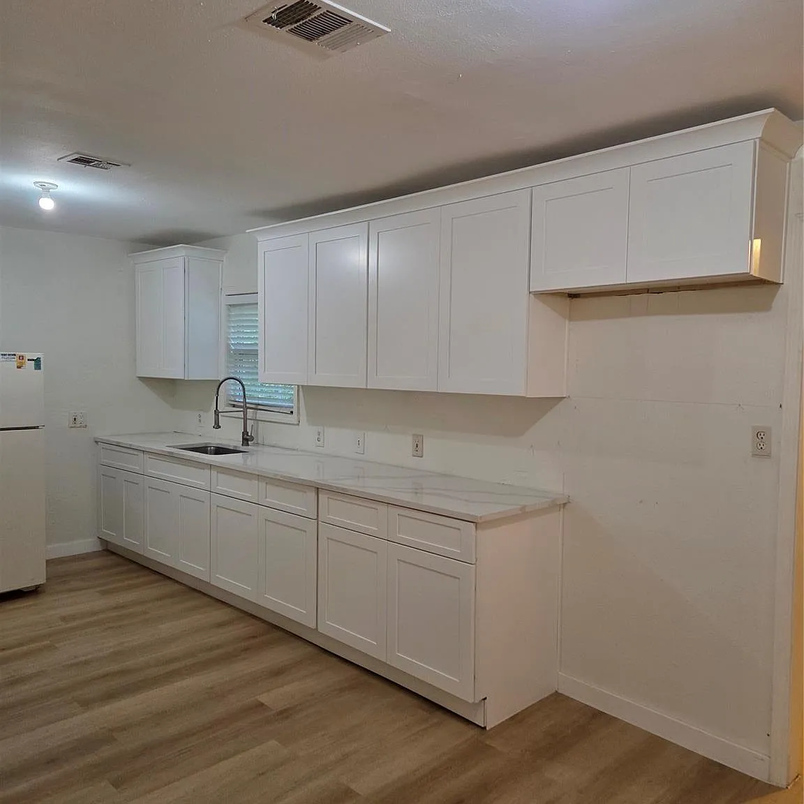 3 bed, 1.0 bath, 1252 sqft, $1,600 — Photo 2