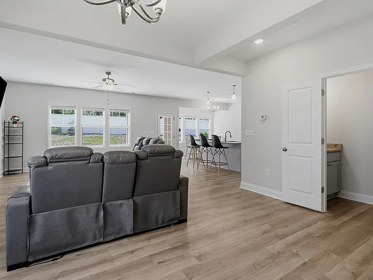 291 Burnside Dr — Photo 10