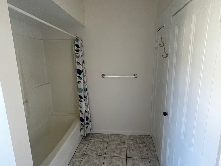 Shower/tub