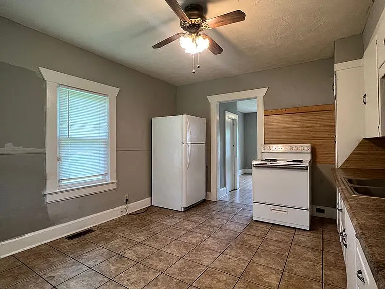 1522 W High St — Photo 8