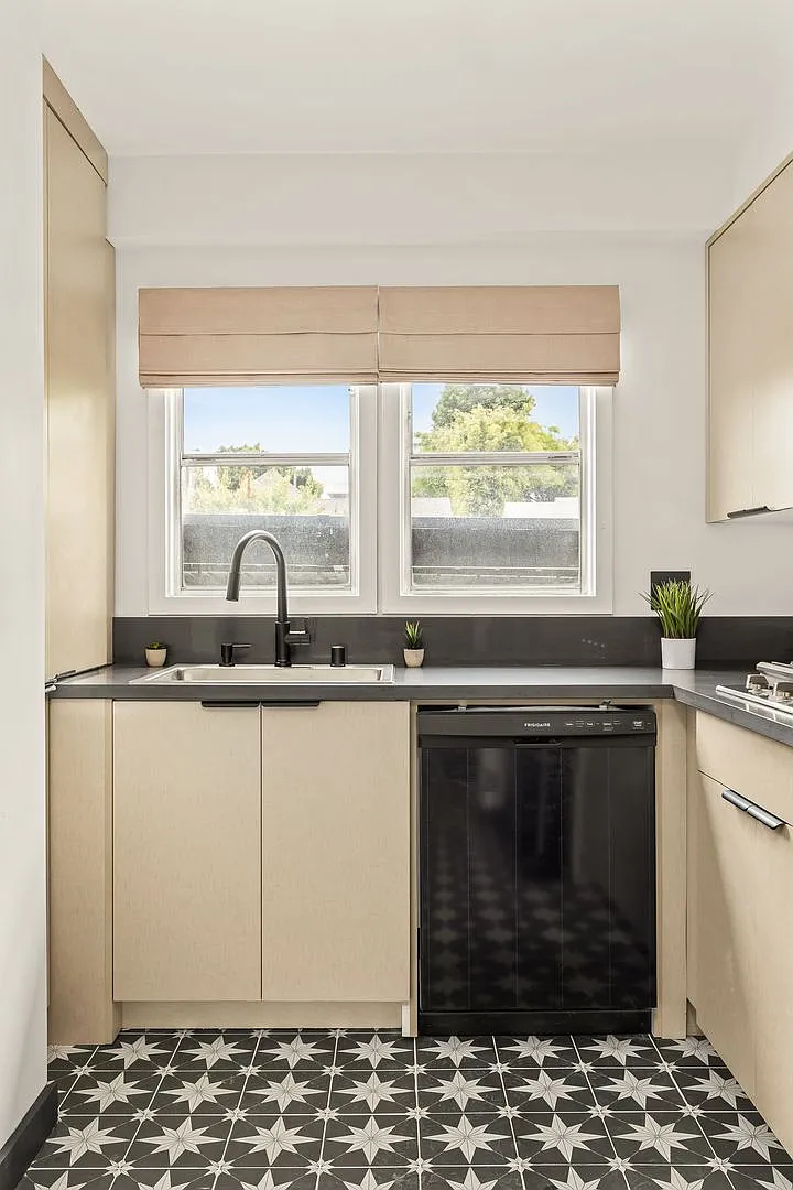 A 4 Bedroom, 3 Bathroom apartment with common areas and a fully functional kitchen at 1476 Malcol... — Photo 3