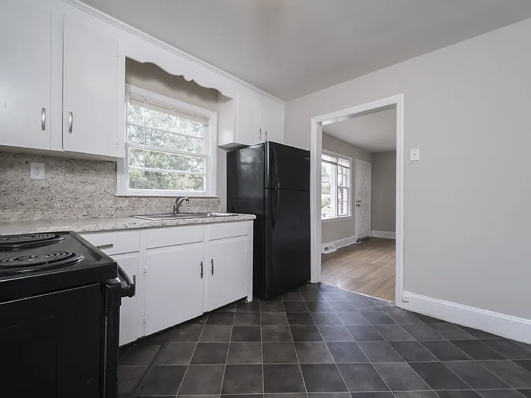 3453 Meredith Ave — Photo 9
