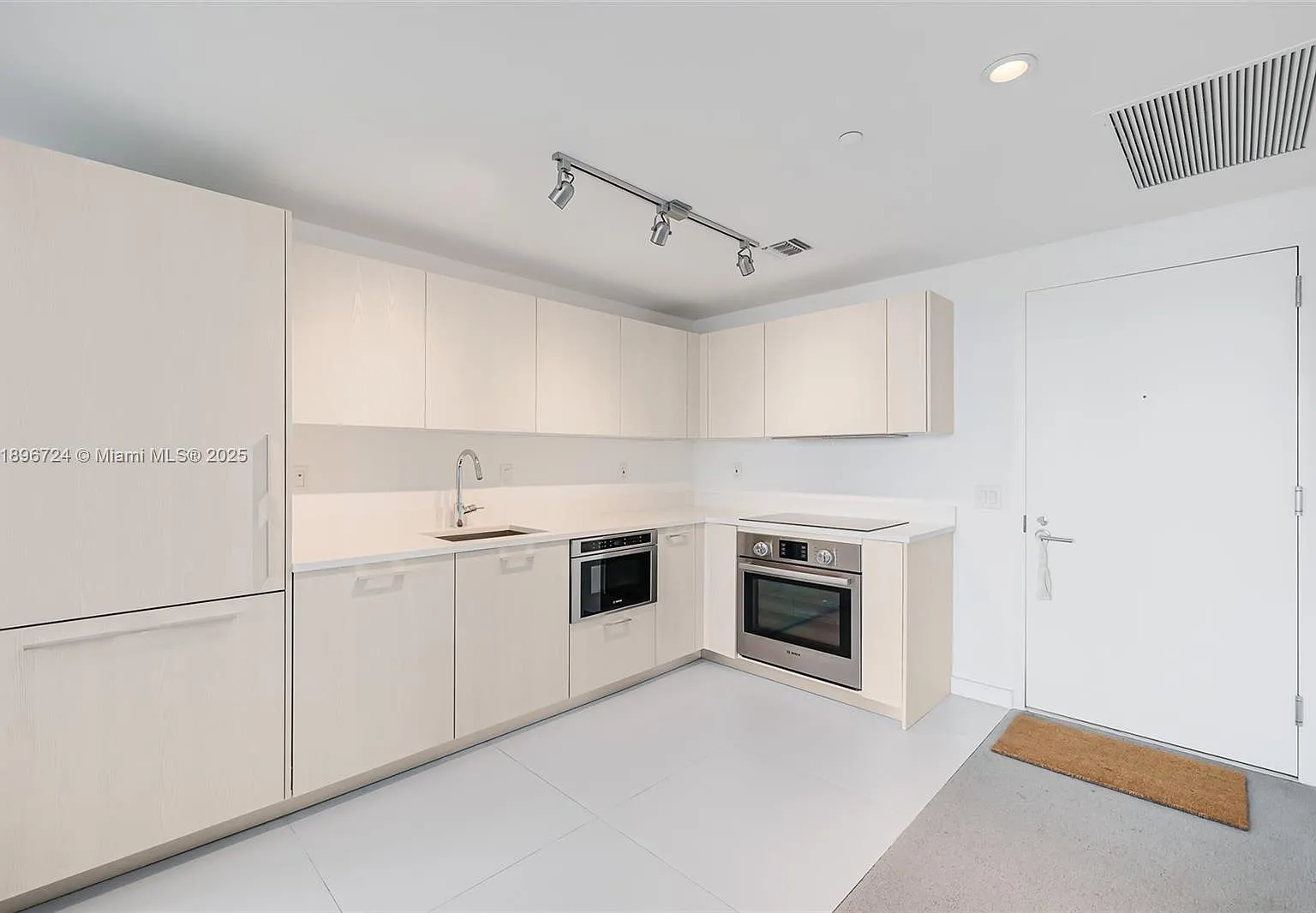 2 bed, 944 sqft, $6,500 — Photo 3