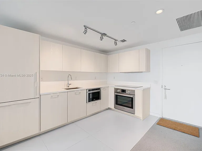 501 NE 31st St #1509 — Photo 3