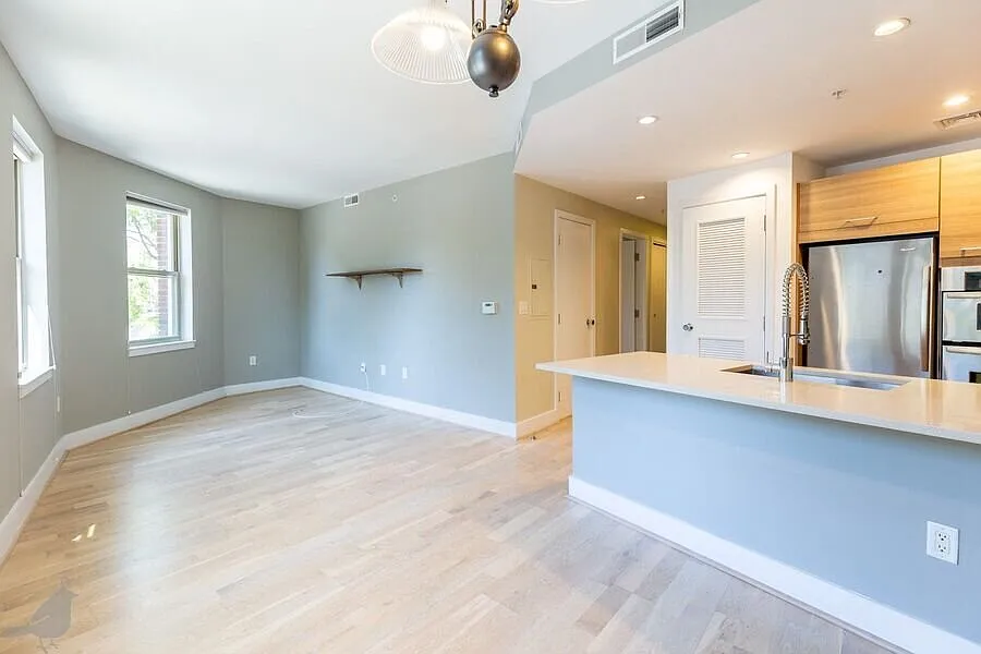 Sleek 2 Bedroom, Corner Unit with Park View and Amazing Roof Deck! — Photo 1