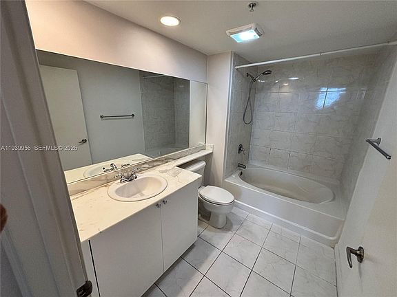4th image of 2775 NE 187th St APT 403