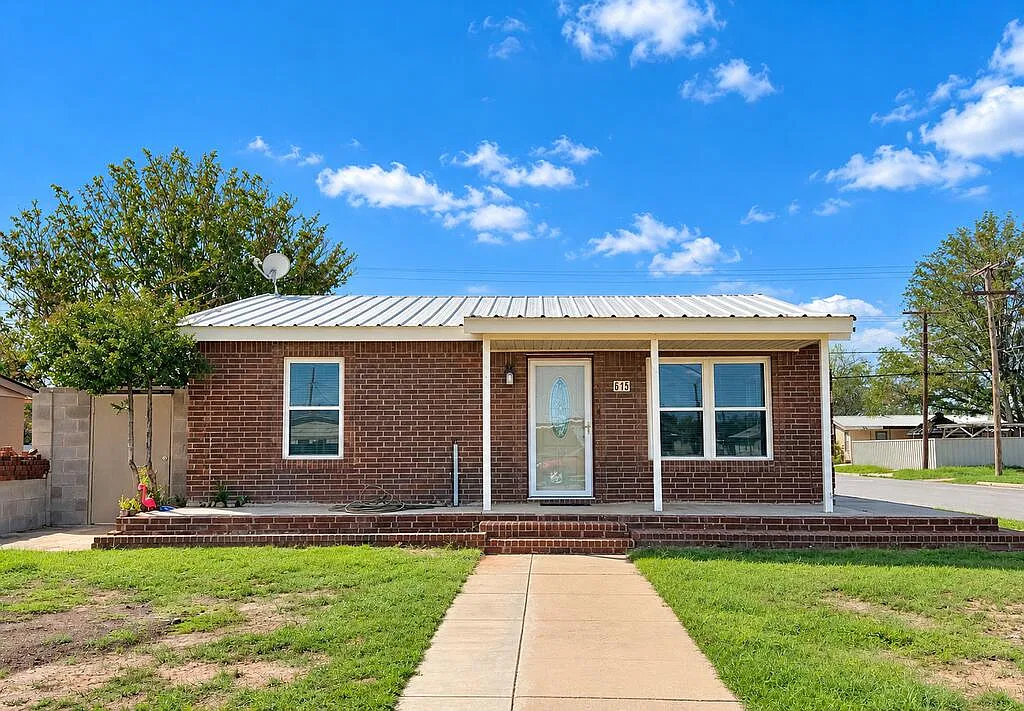 3 bed, 1.0 bath, 1232 sqft, $1,650 — Photo 1