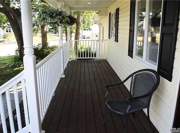 3rd image of 3 Holly Dr W