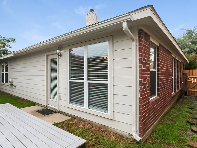 8215 Point Pendleton Dr — Photo 16