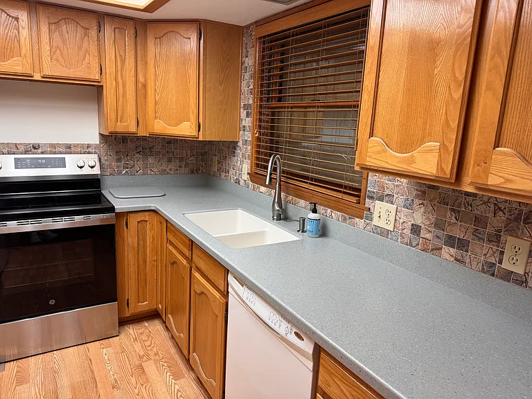2831 N Walnut Hills Dr — Photo 2