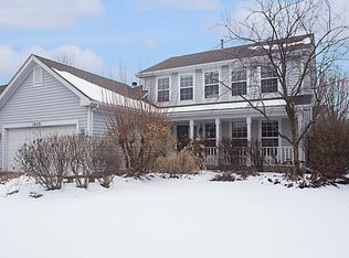 1052 Lakewood Cir, Naperville, IL 60540