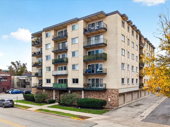 7314 Randolph St APT 4E, Forest Park, IL 60130