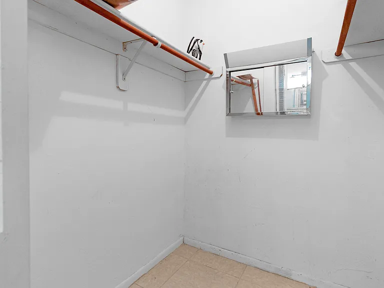 1740 Jefferson Ave #8 — Photo 2