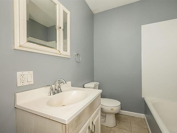 4th image of 7829 Pennsylvania Ave #B