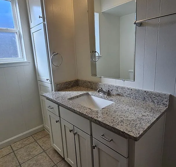 2420 Louise St — Photo 14
