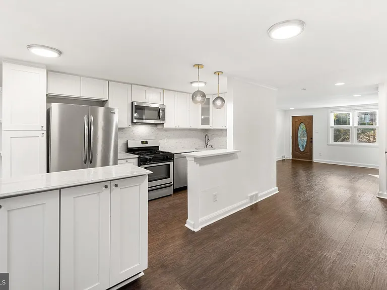 1451 W End Dr — Photo 1