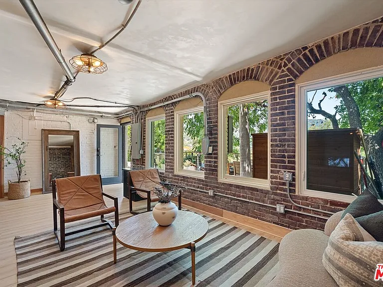 2700 Glendower Ave — Photo 47