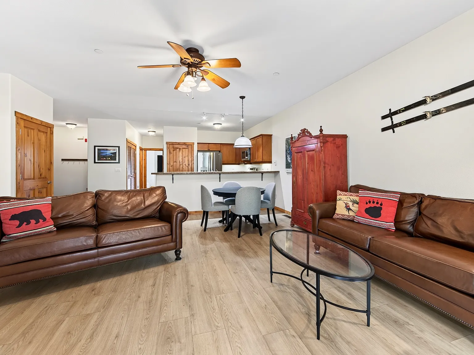 3 bed, 1305 sqft, $5,400 — Photo 4