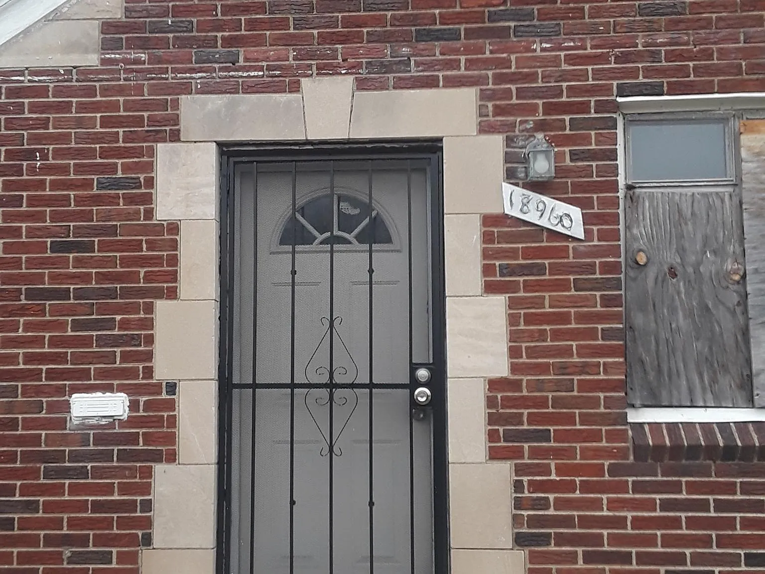 18960 Albion St — Photo 4