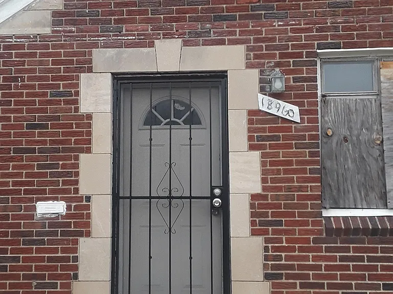18960 Albion St — Photo 4