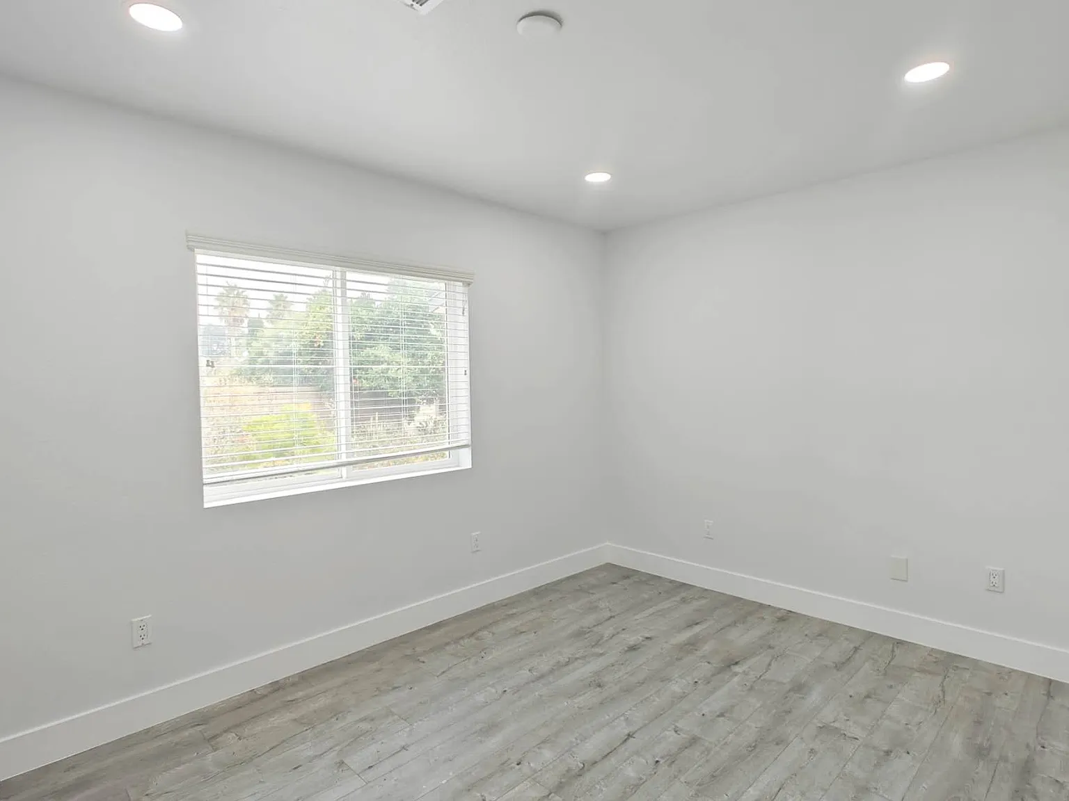 9 bed, 4129 sqft, $10,000 — Photo 3