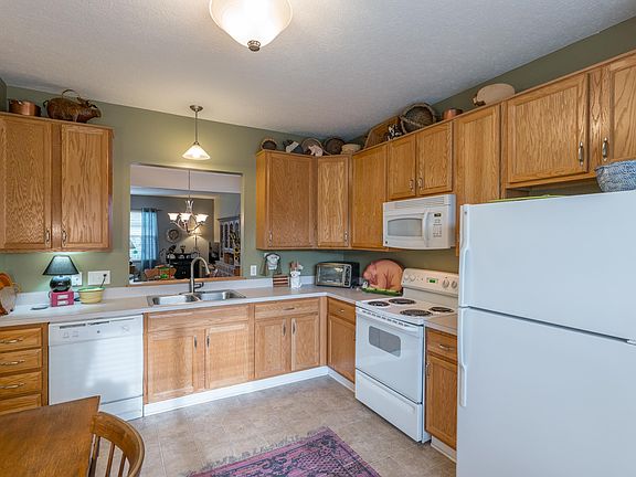 3rd image of 6143 Albany Crest Ave