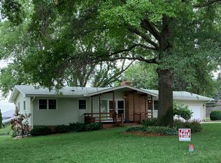 4304 Crestline Dr, Omaha, NE 68134