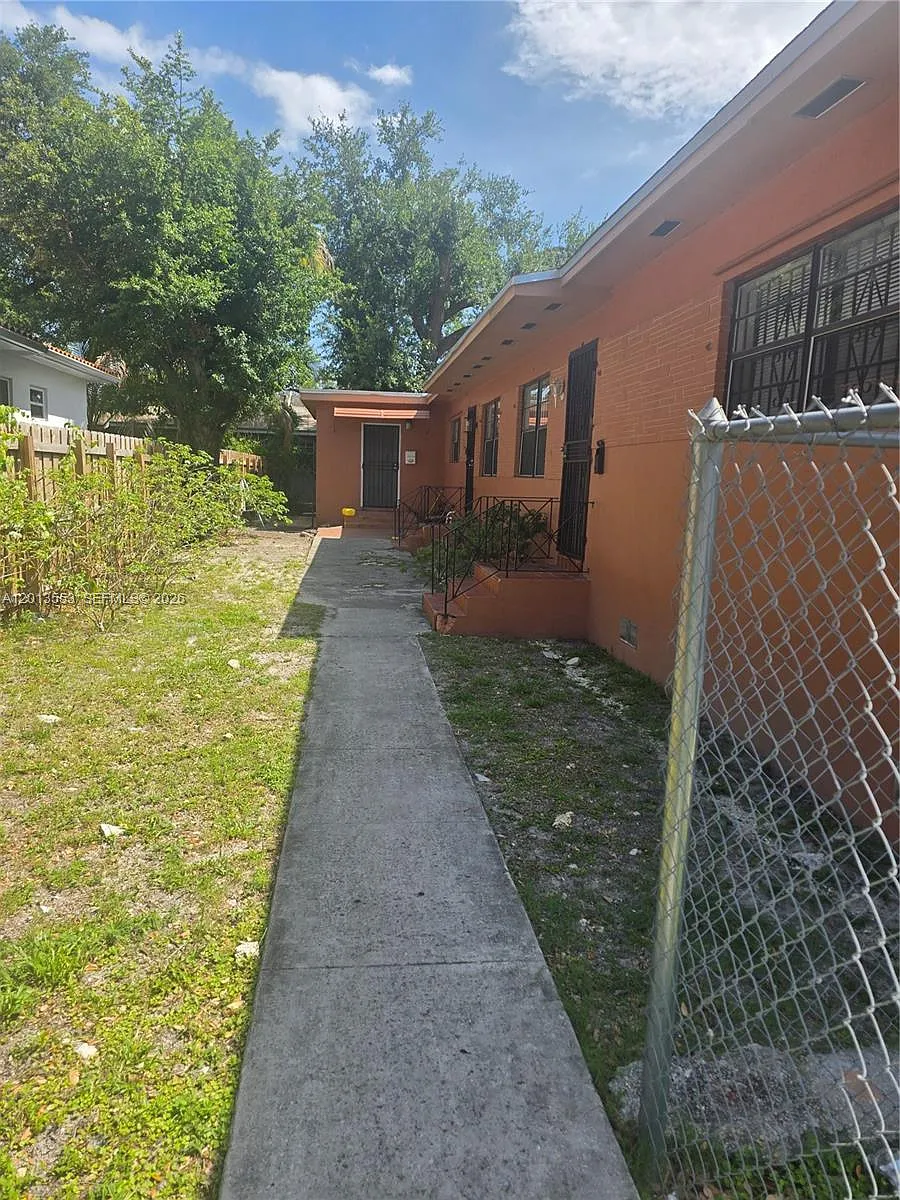 Building Photo - 210 NW 69th St #212