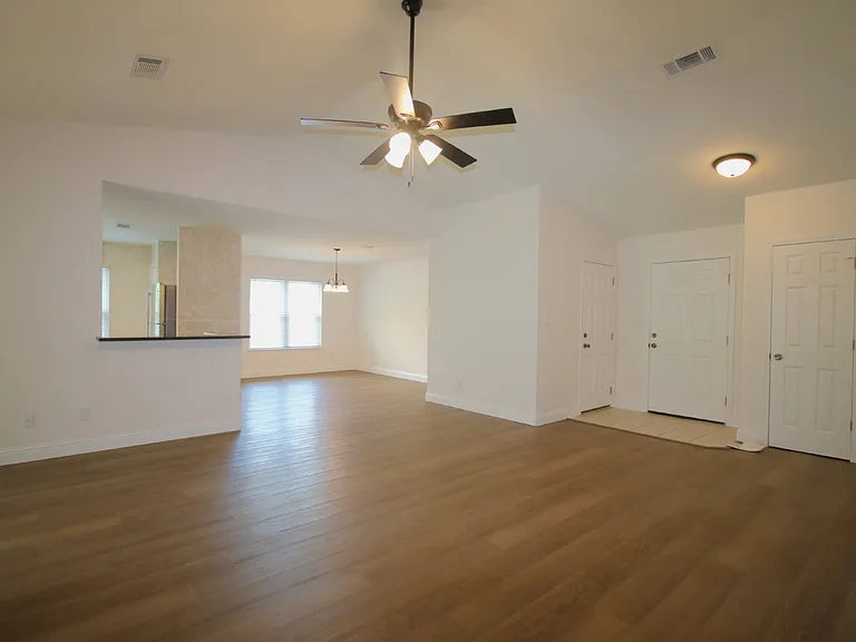 4631 Northpointe Cir — Photo 2