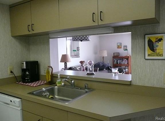 4th image of 3514 Country Club Dr