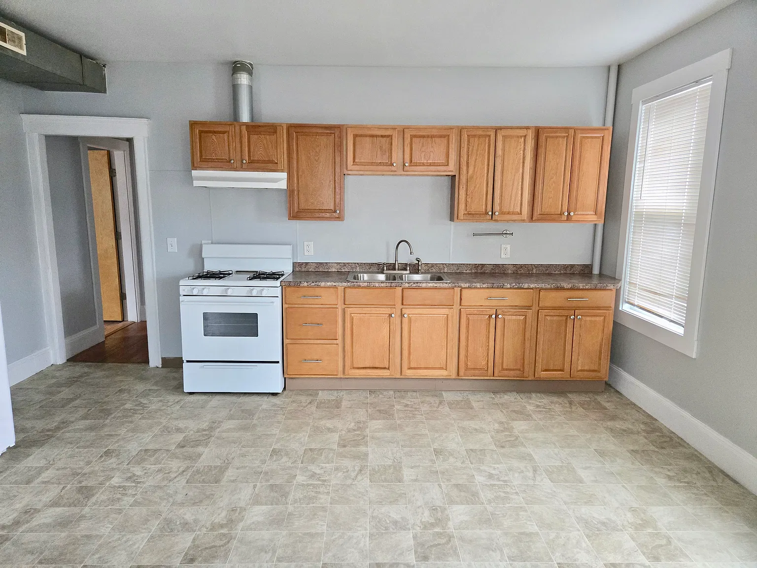 3 bed, 900 sqft, $2,100 — Photo 4