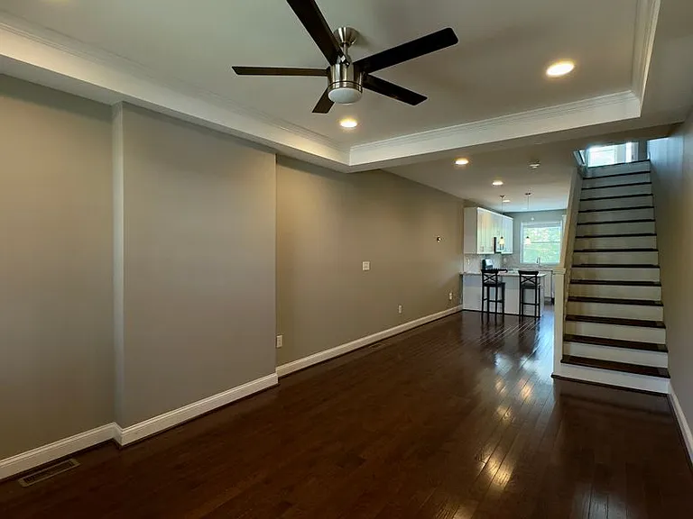 615 W 33rd St — Photo 2