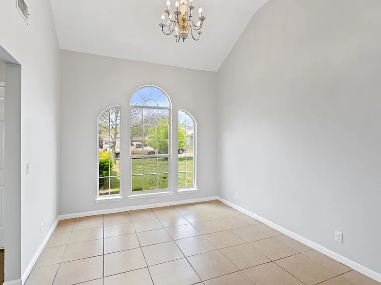 604 Maplecreek Dr — Photo 4