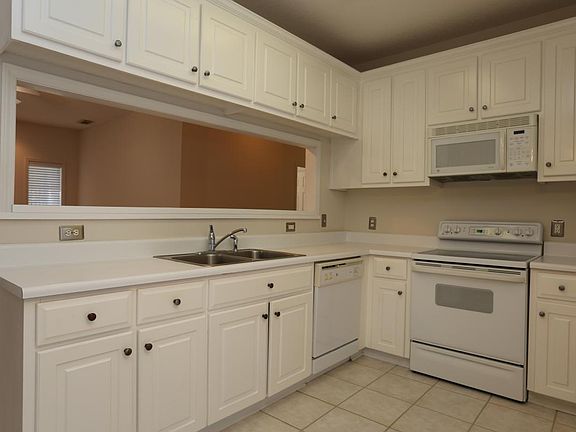 3rd image of 1116B Southbend Dr