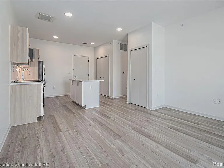 7410 Kercheval St #212 — Photo 5