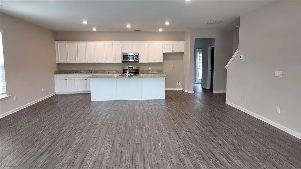 4 bed, 2.5 bath, 2391 sqft, $2,200 — Photo 4