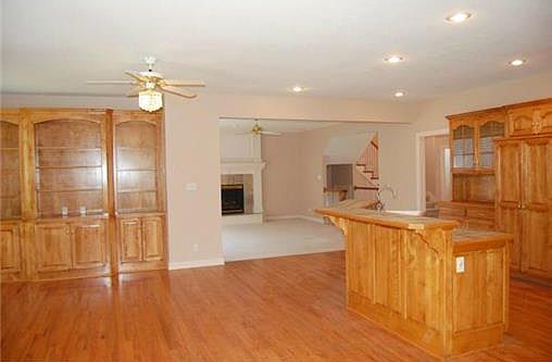 4th image of 1406 Rock Creek Dr